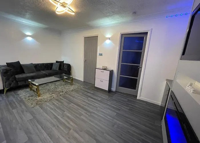 Newly Refurbished Modern 2 Bedroom Flat