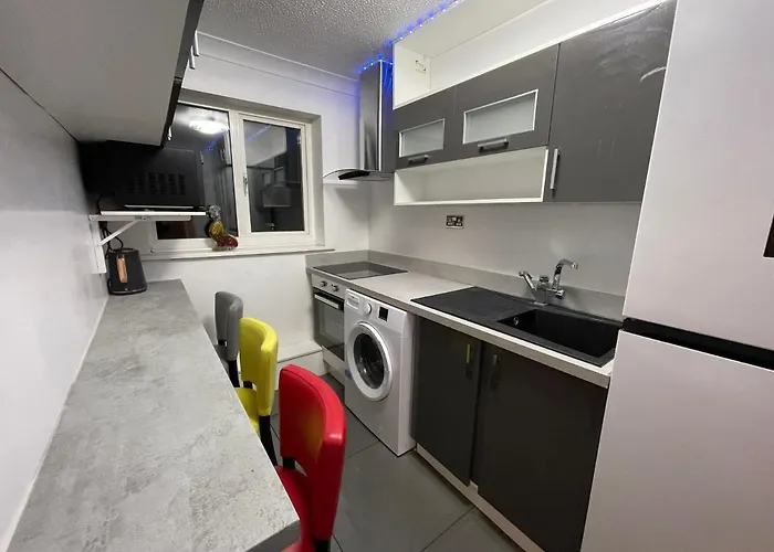Newly Refurbished Modern 2 Bedroom Flat