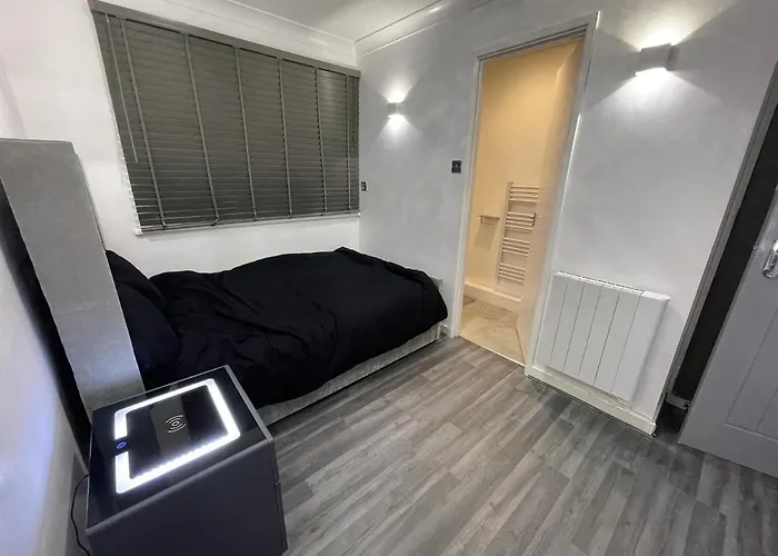Newly Refurbished Modern 2 Bedroom Flat