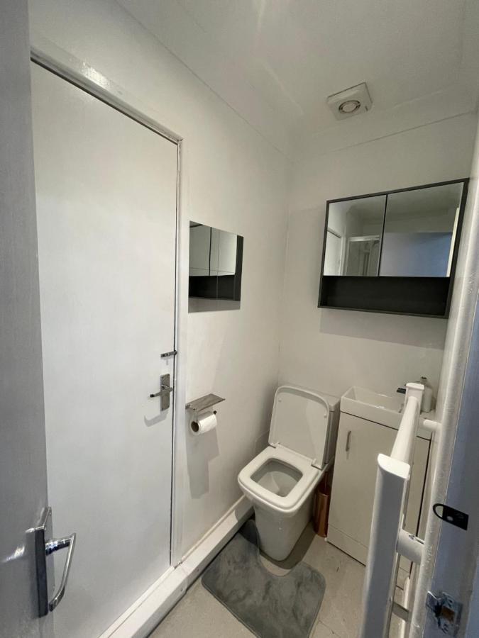 Newly Refurbished Modern 2 Bedroom Flat Apartment