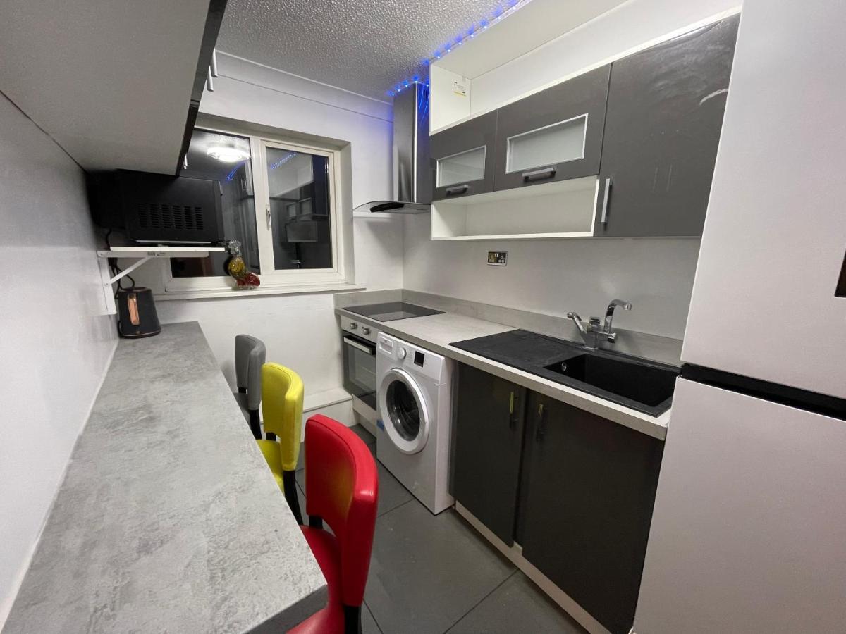 Newly Refurbished Modern 2 Bedroom Flat Apartment