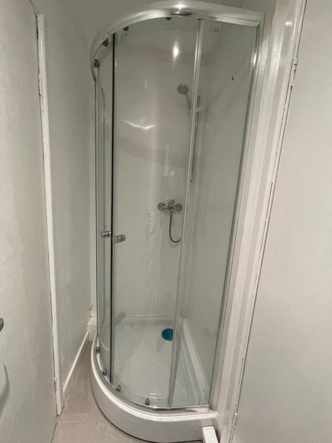 Newly Refurbished Modern 2 Bedroom Flat Apartment *