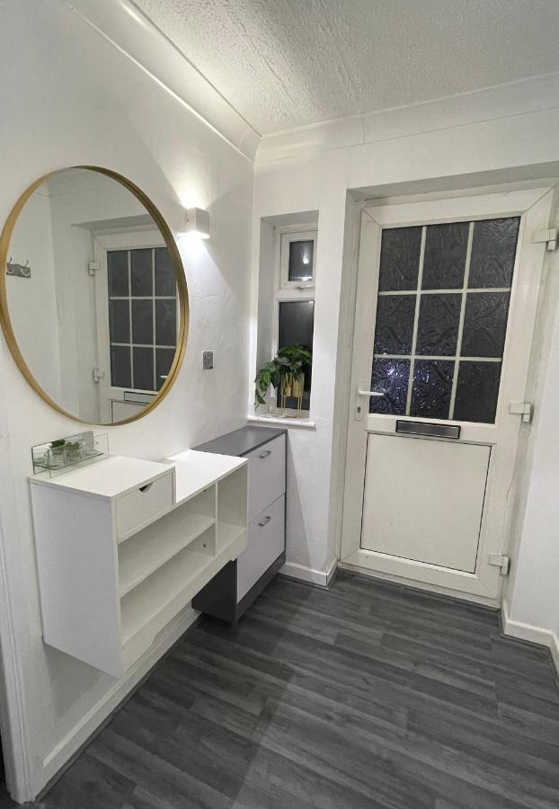Newly Refurbished Modern 2 Bedroom Flat Apartment *