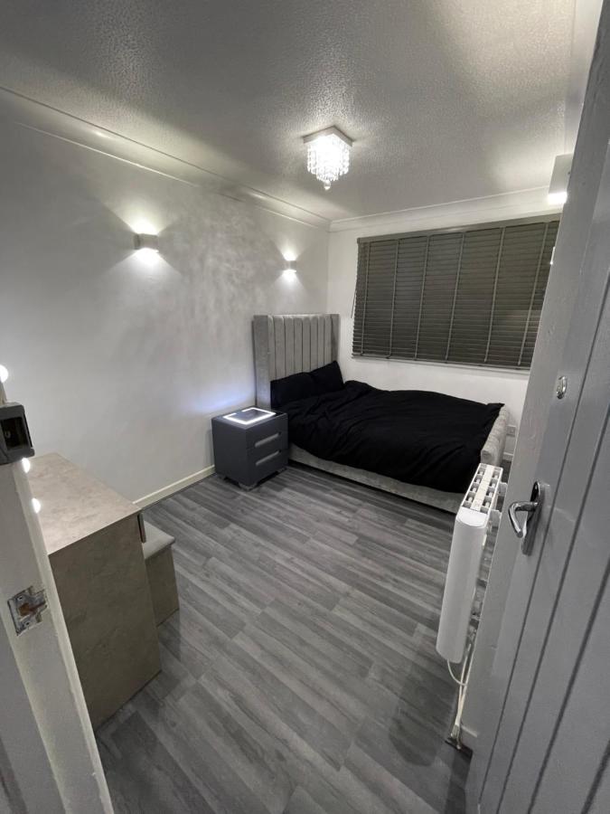 Newly Refurbished Modern 2 Bedroom Flat Apartment