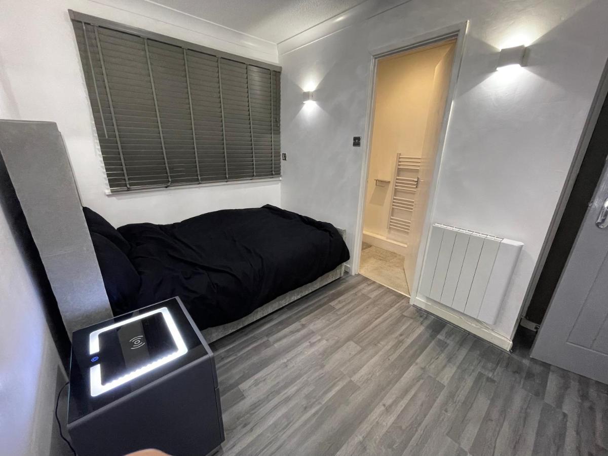 Newly Refurbished Modern 2 Bedroom Flat Apartment *